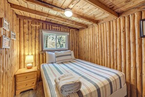 Internet, bed sheets - Hamlin Lake Cabin w/ Beach Access: 2 Mi to Dunes! (Ludington)