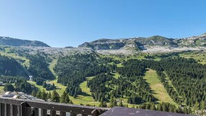 A mountainous landscape with a clear sky. - Résidence Pierre & Vacances Mountain view (Flaine)