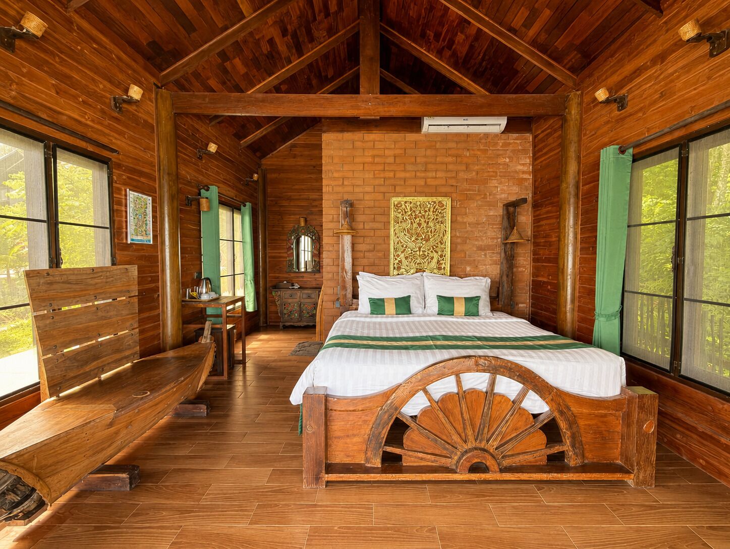 Un dormitorio de estilo cabaña de madera con cama, banca, cómoda y ventanas amplias.
