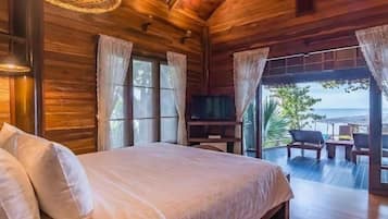 Escritorio, cortinas blackout, wifi gratis y ropa de cama