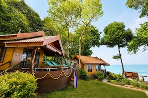 Bungalou superior, balcó, vistes a la platja | Exterior