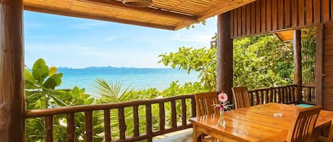 วิลล่าสำหรับครอบครัว, ระเบียง, วิวชายหาด | รับประทานอาหารกลางแจ้ง