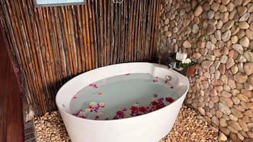 Bungalow Deluks, balkon, pemandangan laut | Kamar mandi | Shower, perlengkapan mandi gratis, pengering rambut, dan kloset