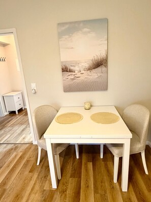 Dining - Apartment 'Ostsee-Glück' with Sea View, Balcony and Wi-Fi (Lübeck)