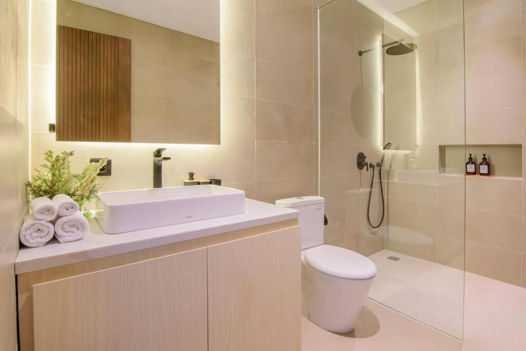 Shower, hair dryer, bidet, towels