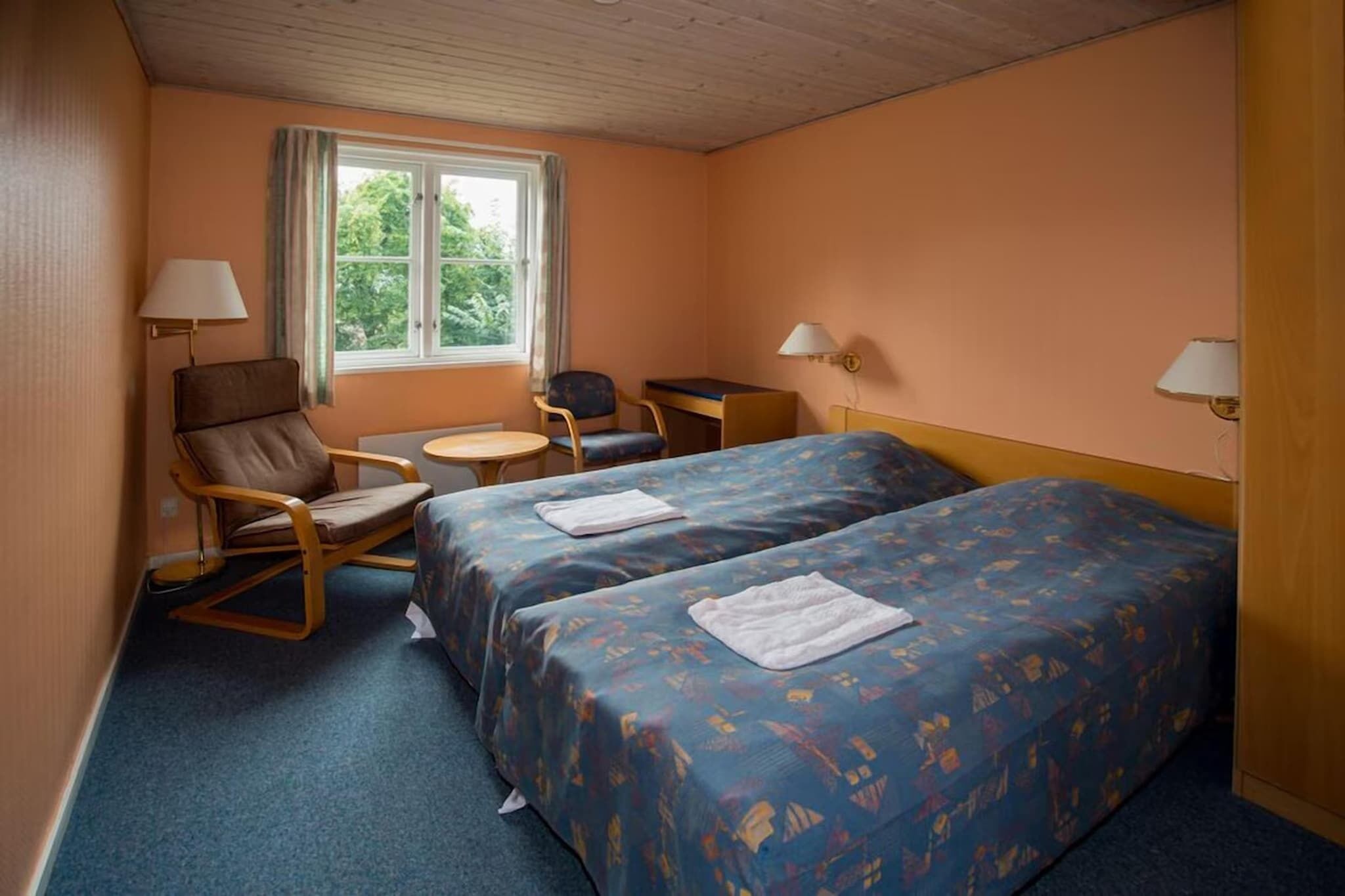 Skrivebord, strykejern/-brett og wi-fi (inkludert)