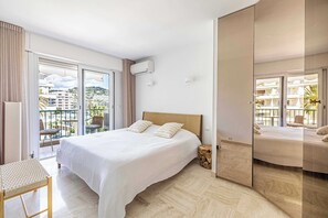 Escritorio, tabla de planchar con plancha, internet y ropa de cama 