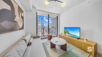 Leilighet, balkong, byutsikt | Oppholdsområde | En 36-tommers smart-TV med kabel-kanaler