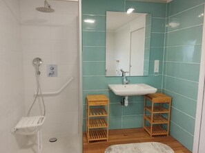 Dusj, hårføner, håndklær og såpe