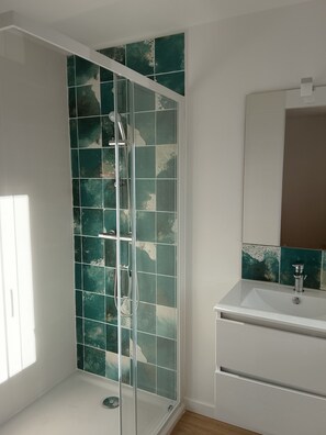 Bathroom - Vrbo Property (Plouescat)
