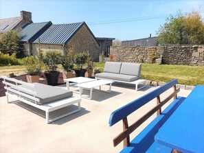 Outdoor dining - Vrbo Property (Plouescat)
