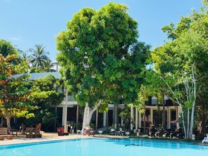 Habitació doble Deluxe, vistes al jardí | Piscina | Piscina a l'aire lliure 