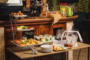A breakfast buffet with various pastries, fruits, and beverages. - Termy Szaflary (Szaflary)