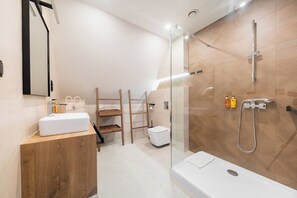 Deluxe Triple Room, Pool View | Bilik Mandi | Selipar 