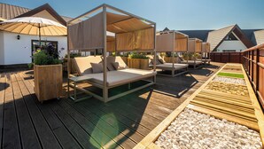 A rooftop terrace with outdoor seating and a wooden deck. - Termy Szaflary (Szaflary)