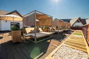 A rooftop terrace with outdoor seating and a wooden deck. - Termy Szaflary (Szaflary)