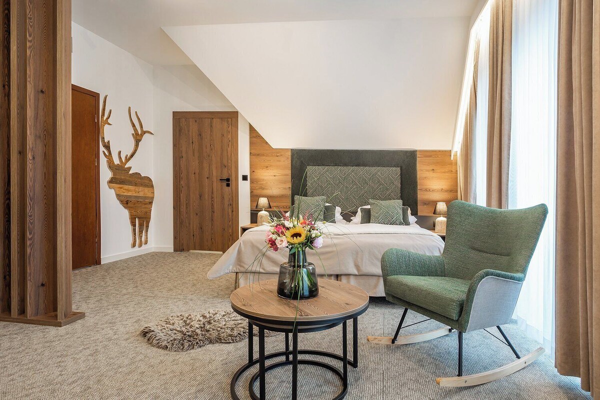 Habitación cuádruple Deluxe, vista a la alberca | Ropa de cama de alta calidad y minibar 