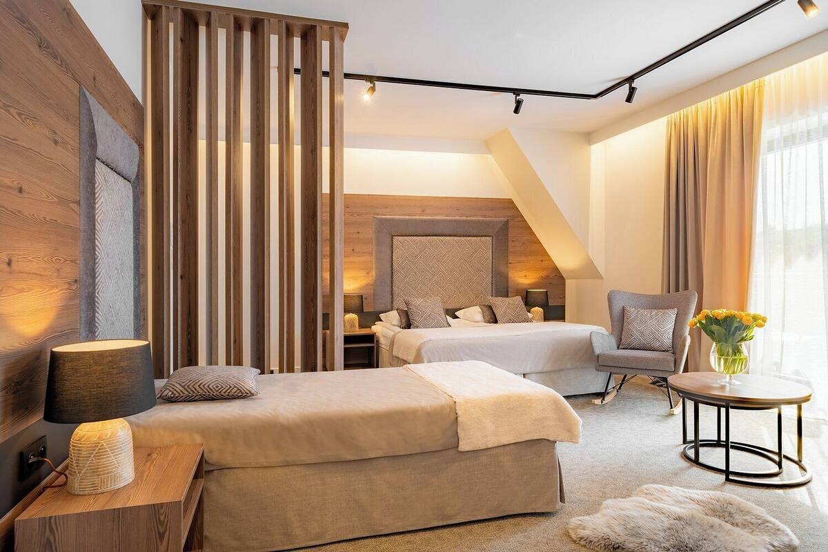 Phòng 3 Deluxe, quang cảnh hồ bơi | Két bảo mật tại phòng, bàn ủi/dụng cụ ủi quần áo