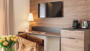 Deluxe Quadruple Room, Pool View | Interior