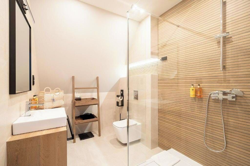Deluxe Double Room, Pool View | Bathroom | Slippers