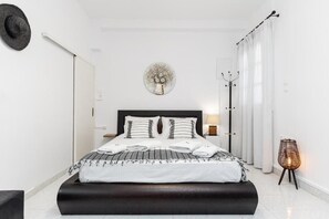 Blackout curtains, soundproofing, free WiFi - BY THE SEA (Agia Anna)