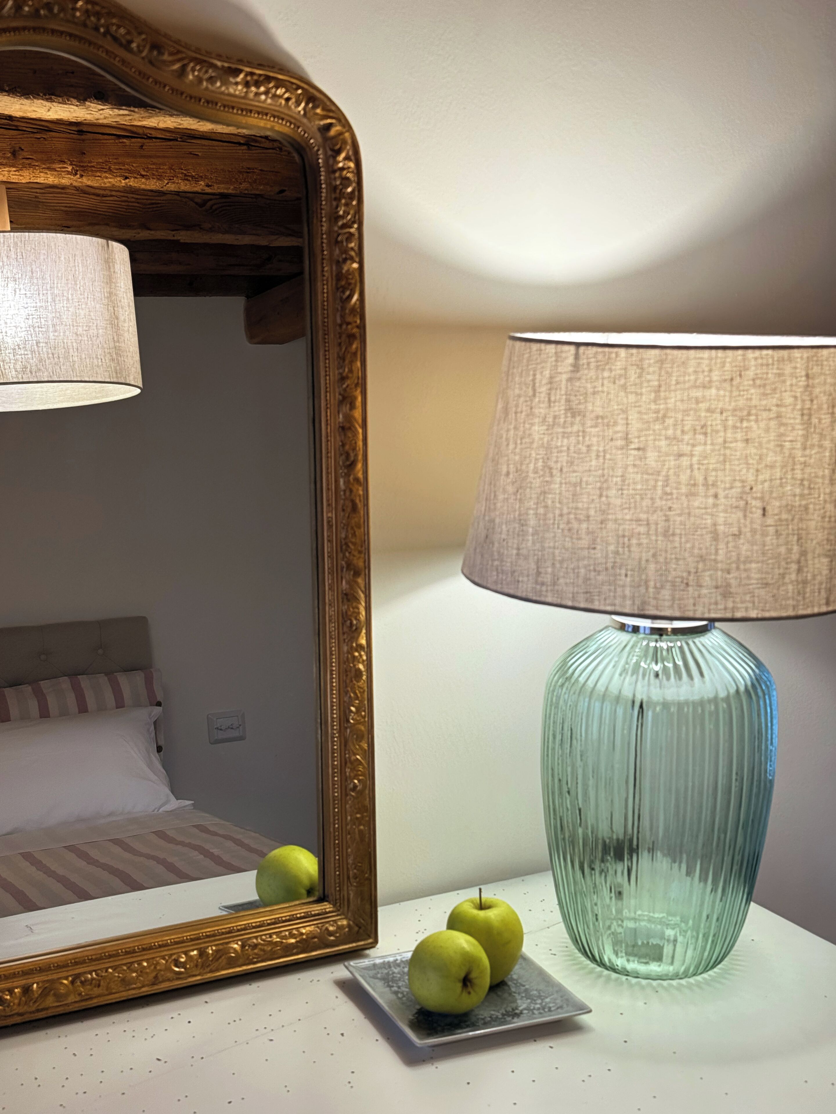 Habitación Deluxe, 1 cama de matrimonio, baño privado, vistas al jardín | Colchones con acolchado adicional, caja fuerte, cortinas opacas