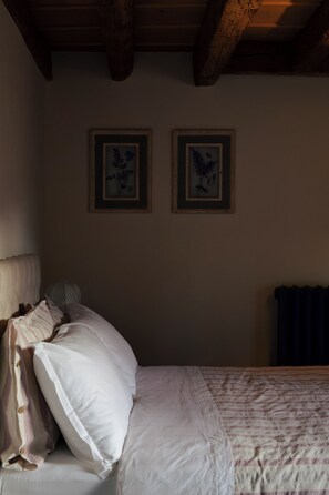 Rom – deluxe, 1 queensize-seng, privat bad, hageutsikt | Dundyner, senger med overmadrass, safe på rommet og blendingsgardiner