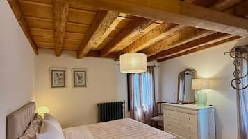 Camera Deluxe, 1 letto queen, bagno privato, vista giardino | Copriletto in piuma, materassi a doppio strato, una cassaforte in camera