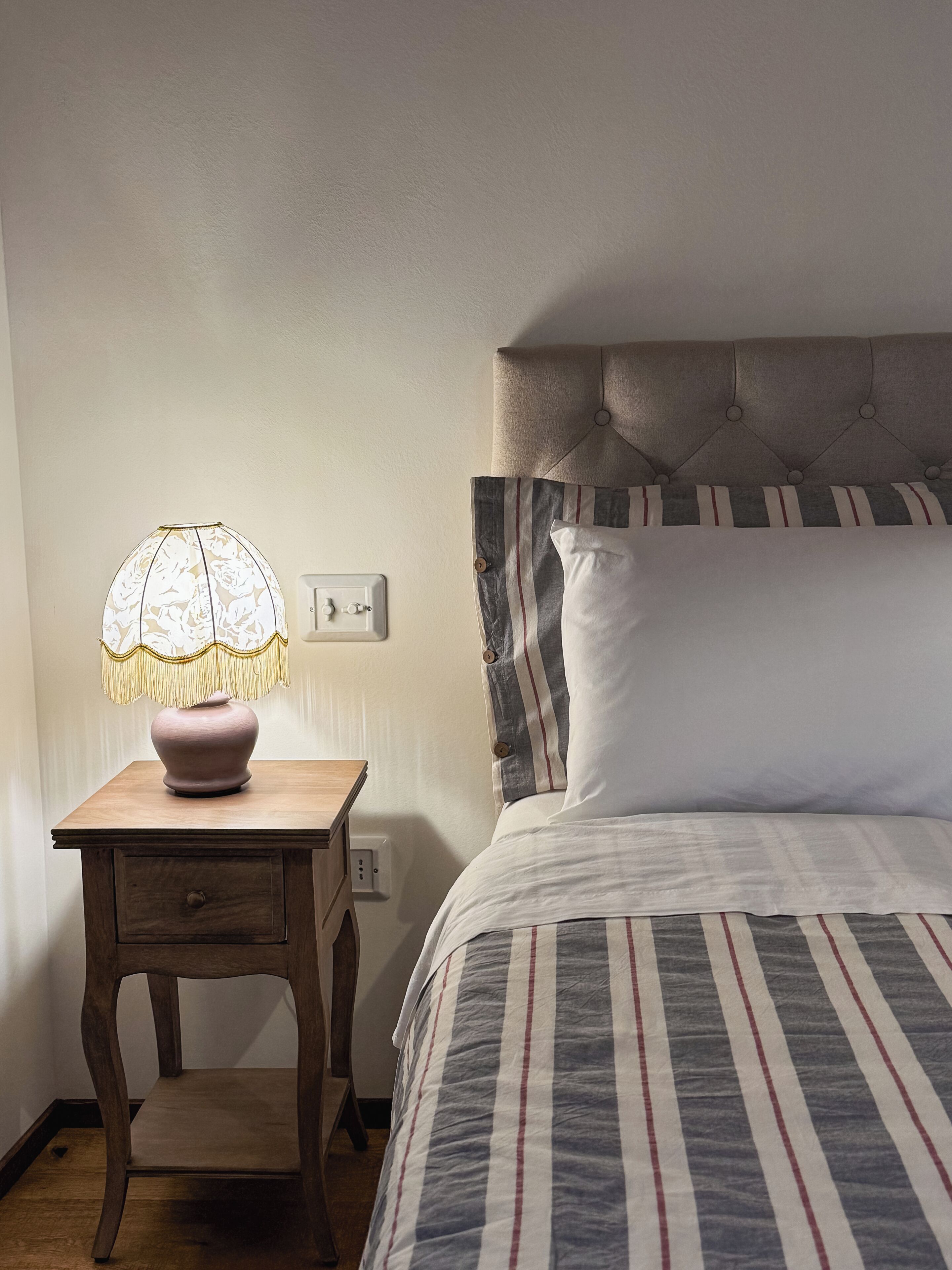 Habitación estándar, 1 cama de matrimonio, baño privado, vistas al patio | Colchones con acolchado adicional, caja fuerte, cortinas opacas