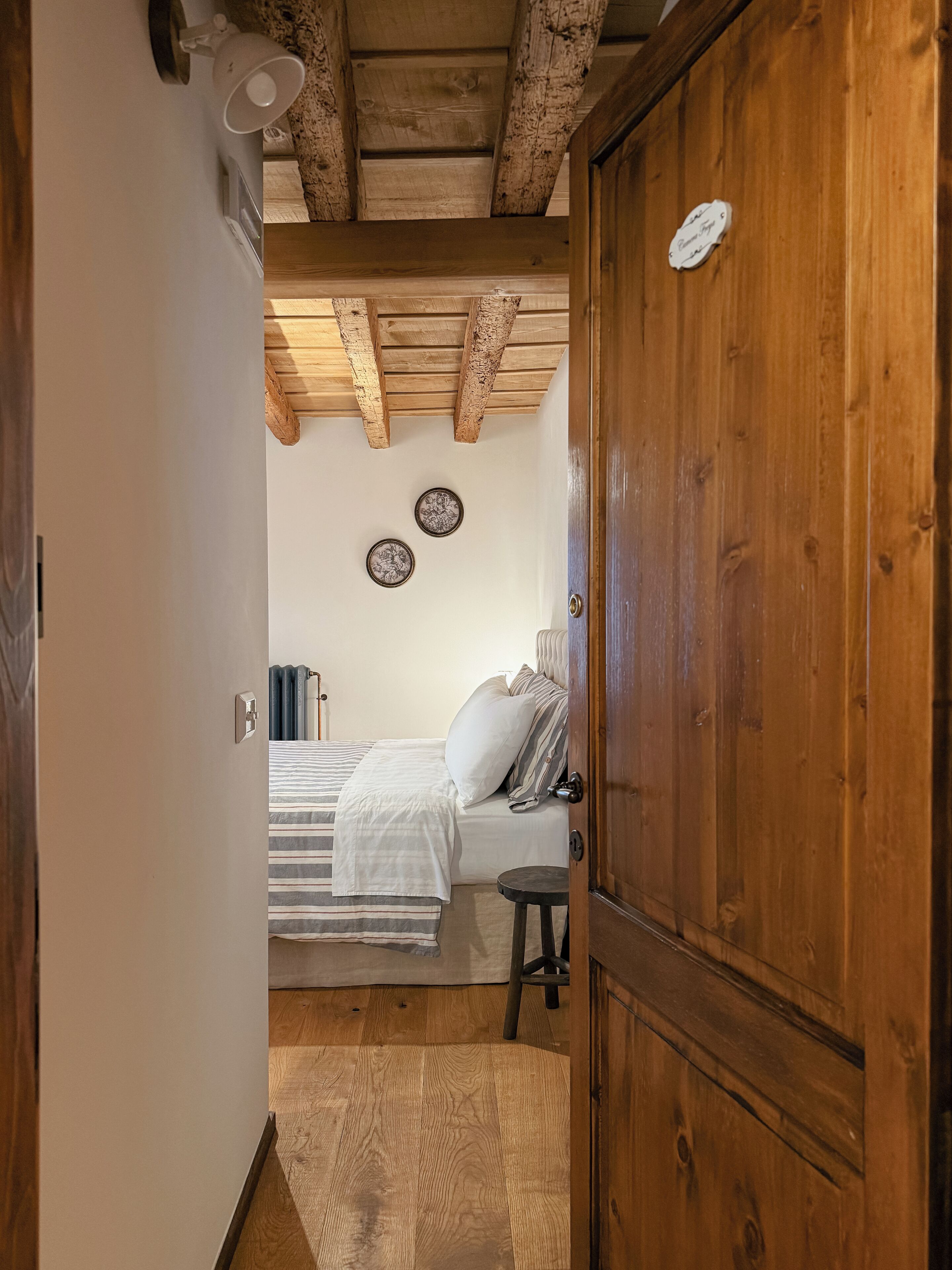 Chambre Standard, 1 grand lit, salle de bains privée, vue cour intérieure | Couette en duvet d'oie, surmatelas, coffres-forts dans les chambres