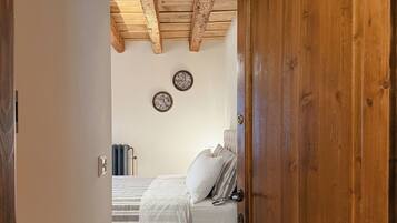 Chambre Standard, 1 grand lit, salle de bains privée, vue cour intérieure | Couette en duvet d'oie, surmatelas, coffres-forts dans les chambres
