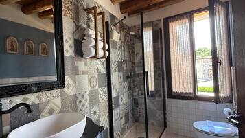 Superior Room, 1 Queen Bed, Private Bathroom, Garden View | Bathroom | Slippers