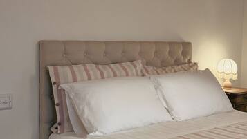 Deluxe Room, 1 Queen Bed, Private Bathroom, Garden View | Down comforters, pillowtop beds, in-room safe, blackout drapes