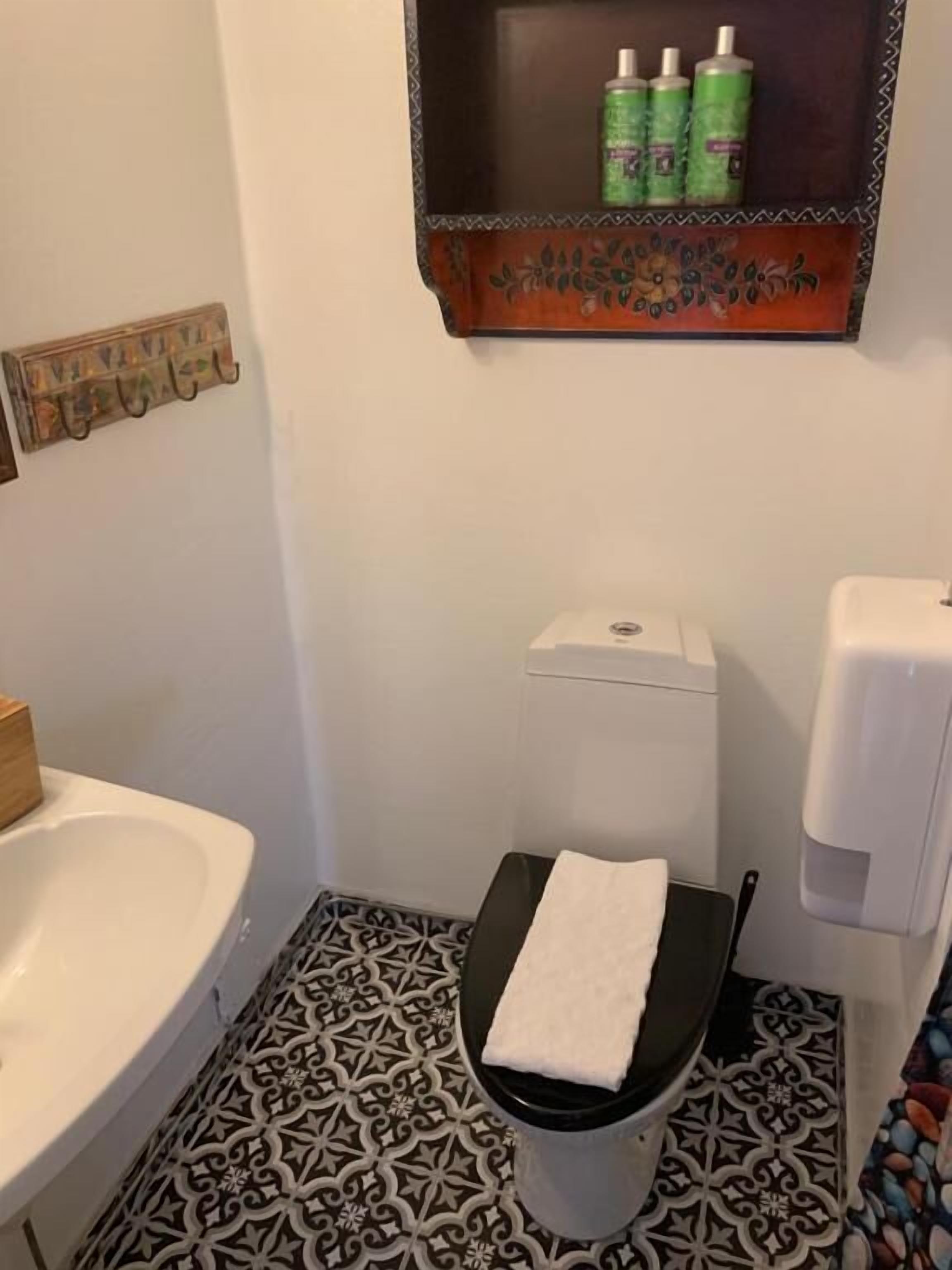 Tweepersoonskamer, privébadkamer | Badkamer | Een douche, gratis toiletartikelen, zeep, shampoo