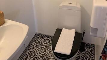 Tweepersoonskamer, privébadkamer | Badkamer | Een douche, gratis toiletartikelen, zeep, shampoo