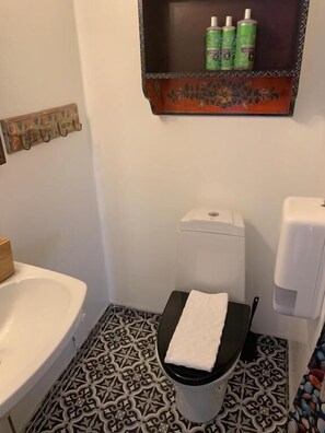 Dubbelrum - privat badrum | Badrum | Dusch, gratis toalettartiklar, tvål och schampo