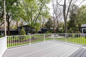 Terrace/patio - ‼️ Walk to Beach - Arcade, Fire Pit - Sleeps 10 (Michigan City)