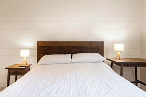 4 bedrooms, iron/ironing board, WiFi, bed sheets - ‼️ Walk to Beach - Arcade, Fire Pit - Sleeps 10 (Michigan City)