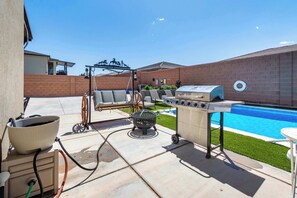 Outdoor dining - Grandma's Southern Comfort Vacation Rental (Hurricane)