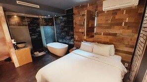 Deluxe Room, City View | Bathroom | Hair dryer, slippers, towels, shampoo - Hwagok Lush (Gangseo-gu)