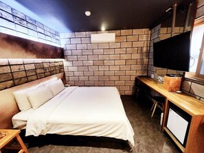 Deluxe Room, City View | Desk, laptop workspace, soundproofing, iron/ironing board - Hwagok Lush (Gangseo-gu)