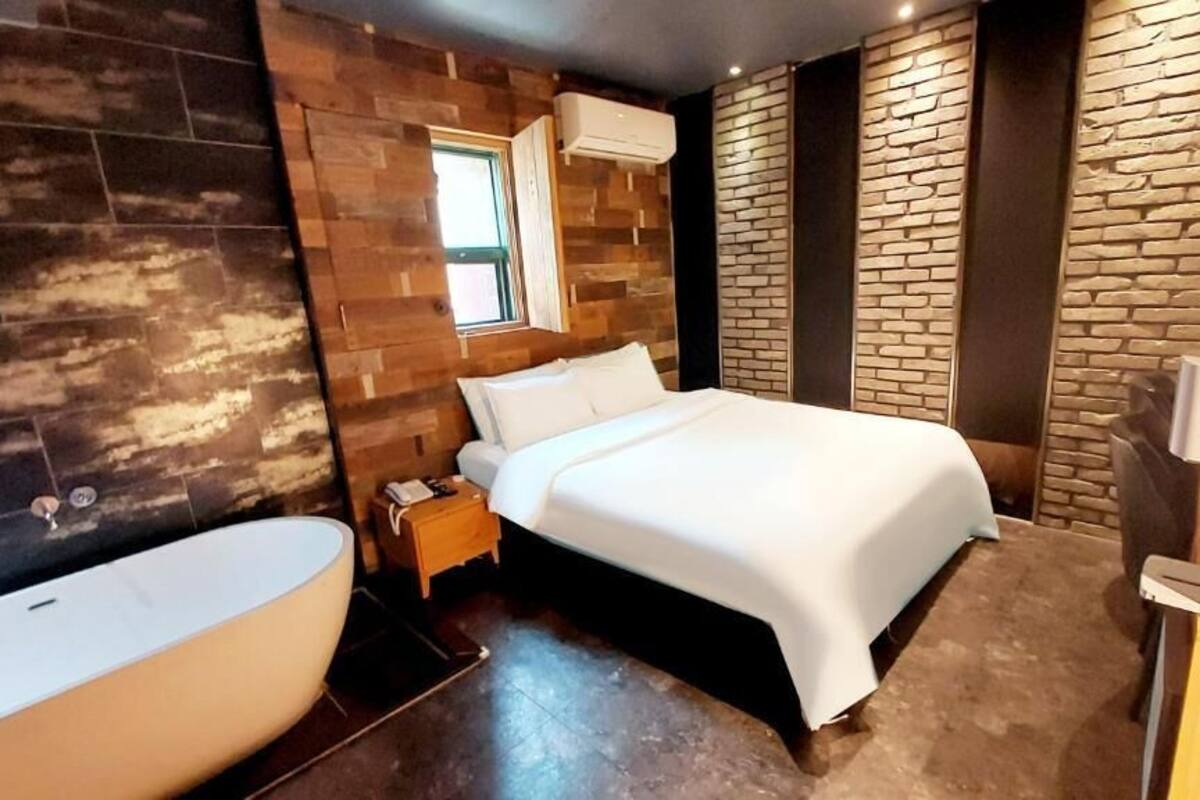 Quarto luxo, vista para a cidade | Escrivaninha, espaço de trabalho para notebook, quartos à prova de som