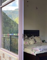 Espacio para trabajar con laptop y wifi gratis 