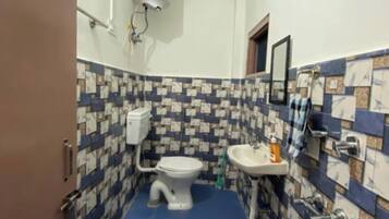 Een bad/douchecombinatie, handdoeken, zeep, shampoo