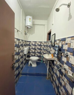 Combinazione doccia/vasca, asciugamani, sapone, shampoo