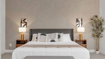 Tabla de planchar con plancha, wifi y ropa de cama