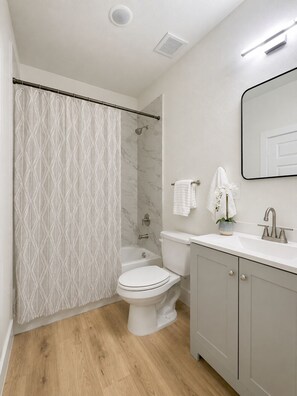 Secadora de cabello, toallas, jabón, papel de baño 