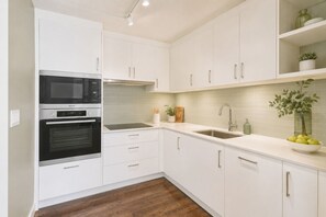 Superior-Zimmer | Eigene Küche | Kühlschrank, Mikrowelle, Ofen, Herdplatte