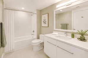 Superior-Zimmer | Badezimmer | Kostenlose Toilettenartikel, Haartrockner, Handtücher, Seife