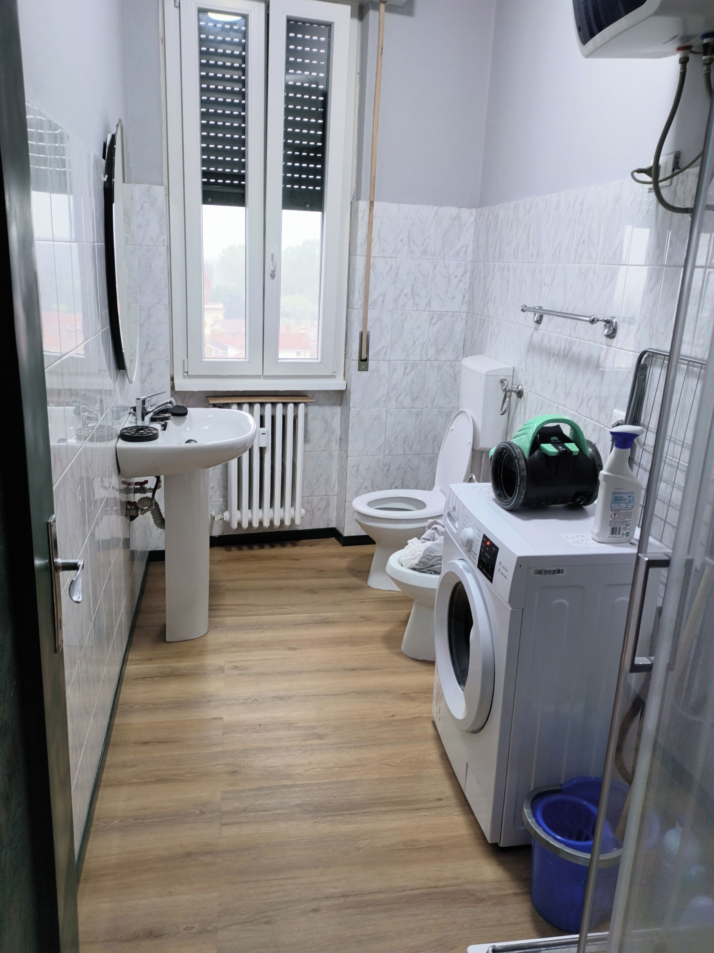 Douche, sèche-cheveux, bidet, serviettes fournies